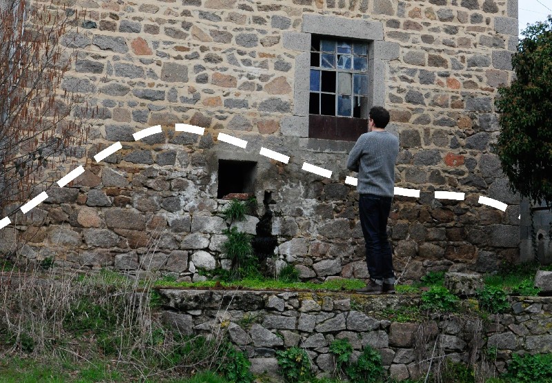 Photo d’un mur en pierre avec présence de remontées capillaires